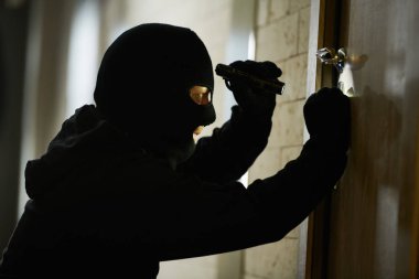 Hırsız hırsız maskeli. İçeri girmenin bir apartman.