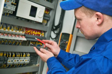 Anahtar kutusu Sınayıcısı ile elektrikçi çalışır