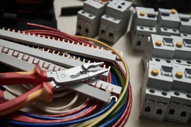 Elektrikçi iş kavramı. Kerpetenler, kablo ve geçerli kesiciler