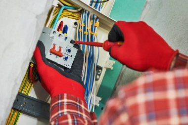 Elektrikçi anahtar kutusu ile çalışır
