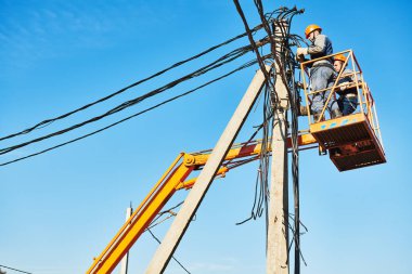 Elektrik teknisyeni direkte çalışıyor.