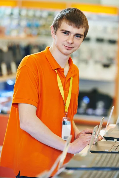 Seller at computer store — Stock Photo, Image