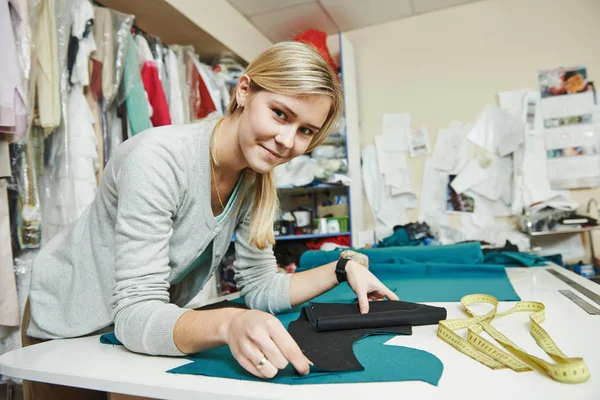 Sastrería y costura. Sastre femenino en el trabajo — Foto de Stock