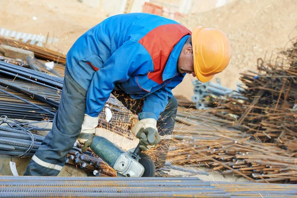 Arbeiter schneidet Bewehrung mit Schleifmaschine — Stockfoto