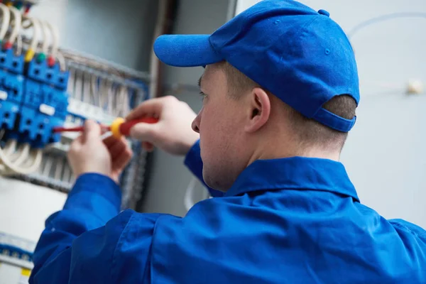 Electrician works with switchbox — Stock Photo, Image