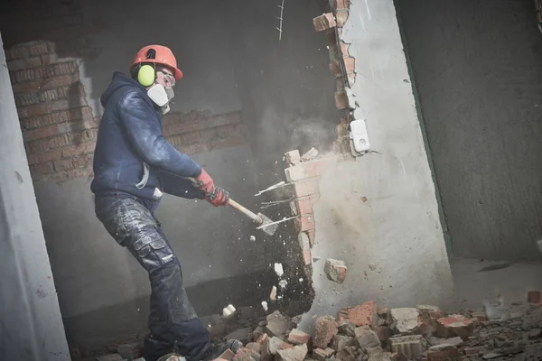 Trabajos de demolición y reordenamiento. trabajador con martillo de trineo destruyendo la pared — Foto de Stock