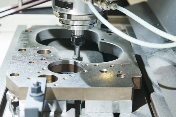 Slijpen of polijsten van metalen detail op Cnc machine. — Stockfoto