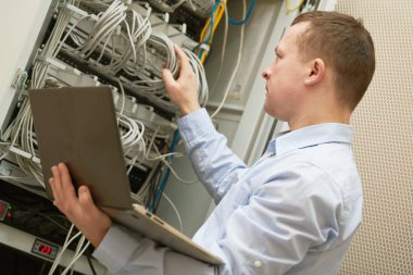 Sunucu bilgisayar donanımı ile destek ağı servis mühendisi