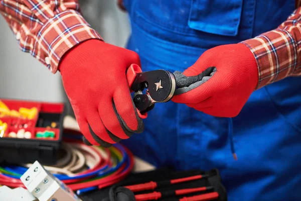 Elektriker arbetar med kabel. Crimptång i bruk — Stockfoto