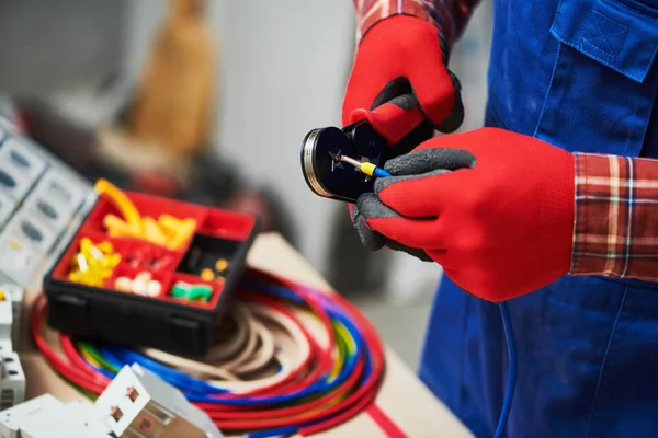Elektrikář pracovat s kabelovým kabelem. použití klepovacích kleště — Stock fotografie