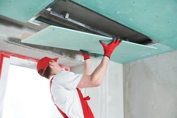 Obras de construção de placas de gesso no tecto suspenso — Fotografia de Stock