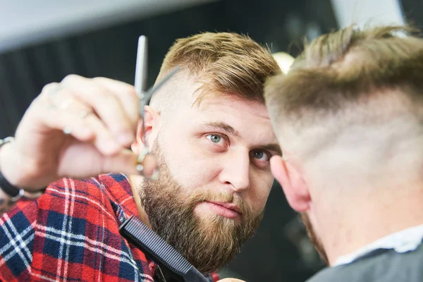 Barbeiro no trabalho. Cabeleireiro corte de cabelo do cliente — Fotografia de Stock
