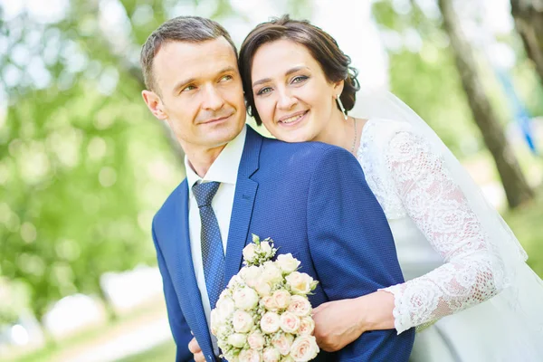 Bruiloft. bruidegom of verloofde portret met bruid in Park — Stockfoto