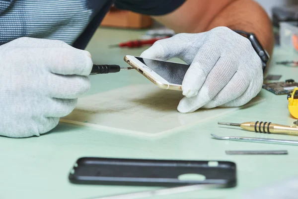 Servicio de reparación de teléfonos inteligentes. Fijación de teléfono dañado — Foto de Stock