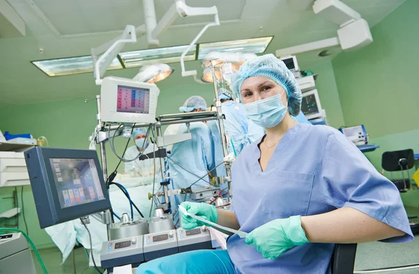 Enfermera de cirugía trabajando durante la operación — Foto de Stock