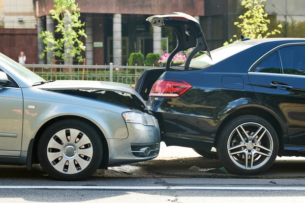 Accident de voiture dans la rue. automobiles endommagées — Photo