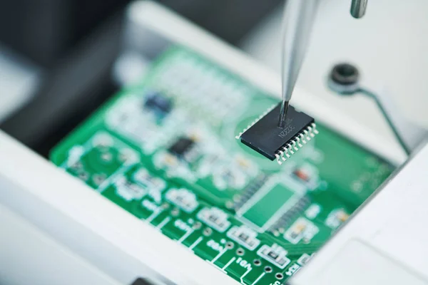 Fabricação de semicondutores de microchips. máquina automática robô instalar chip a bordo . — Fotografia de Stock