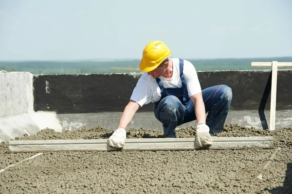 Construcción de tejado. tejado trabajador nivelación con laúd flotador —  Fotos de Stock