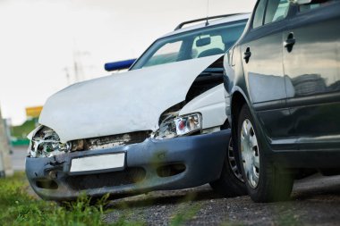 Sokakta araba kazası. Hasarlı otomobiller