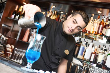 Barda kokteyl yapan profesyonel barmen