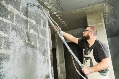 Macun sıva harcı duvarda püskürtme screeder kullanarak sıvacı