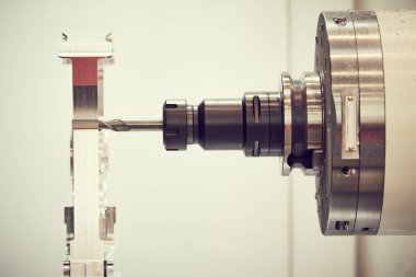 Değirmen makinesi. Fabrika kesicisiyle endüstriyel metalcilik kesme işlemi