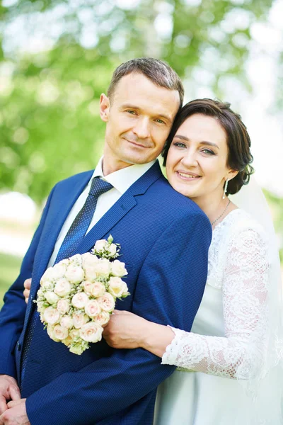 Matrimonio. sposo o fidanzato ritratto con sposa nel parco — Foto Stock