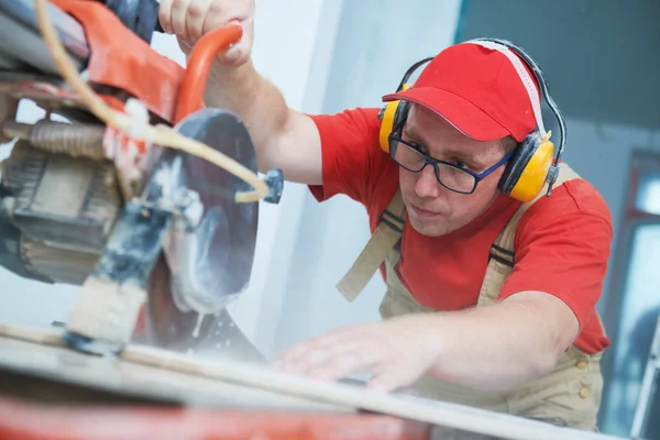 Tiler azulejo de corte en la máquina de sierra húmeda — Foto de Stock