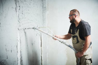 Macun sıva harcı duvarda püskürtme screeder kullanarak sıvacı
