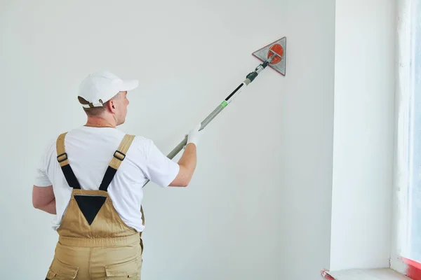 Ζωγράφος γωνίας εργασίας. λείανση της επιφάνειας τοίχου γωνία μετά στόκος για τη ζωγραφική — Φωτογραφία Αρχείου