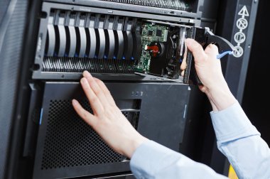 Bulut depolama hizmeti. sunucuda sabit disk yerine mühendis