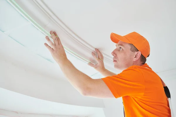 Instalación de moldeo decorativo de techo. reparación y decoración del hogar —  Fotos de Stock