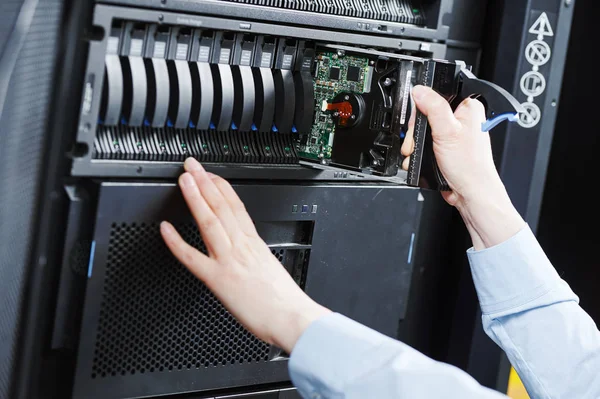 Cloud-Speicherdienst. Ingenieur ersetzt Festplatte im Server — Stockfoto