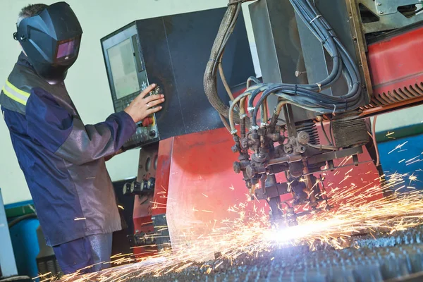 Corte a plasma a gás. Usinagem de metal com faíscas em usinagem CNC — Fotografia de Stock