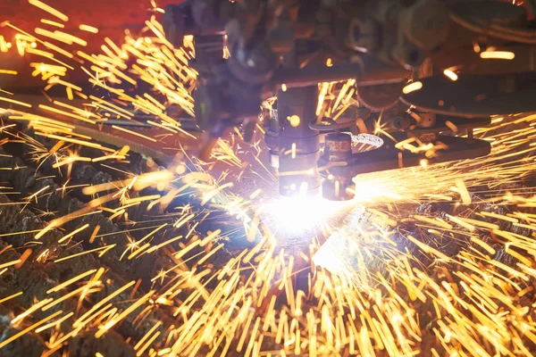 Corte por plasma de gas. Mecanizado de metal con chispas en el mecanizado CNC — Foto de Stock