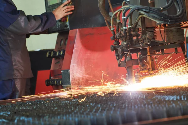 Corte a plasma a gás. Usinagem de metal com faíscas em usinagem CNC — Fotografia de Stock