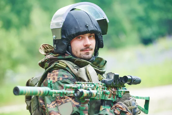 Retrato militar soldado com metralhadora e roupa protetora — Fotografia de Stock