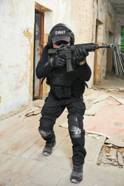 Makineli tüfekli özel kuvvetler saldırıya hazır.