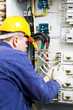 Elektrikçi sigorta kutusuna akım kesici yüklüyor