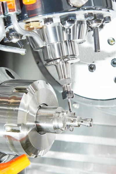 CNC değirmen kesicisi tarafından endüstriyel metalcilik kesme işlemi — Stok fotoğraf