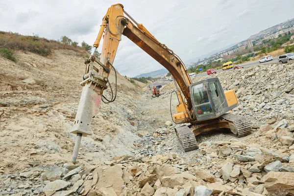 Excavadora de martillo de interruptor hidráulico en trabajos de demolición — Foto de Stock