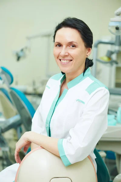 Smiling dentista y doctora en la clínica —  Fotos de Stock