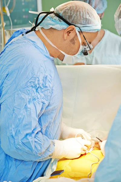 Cardiac surgeon operating in surgery room — Stock Photo, Image