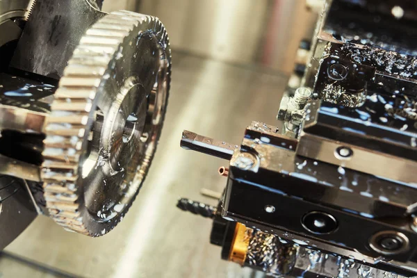 Tournage machine cnc à l'industrie métallurgique. Fabrication et usinage de précision — Photo