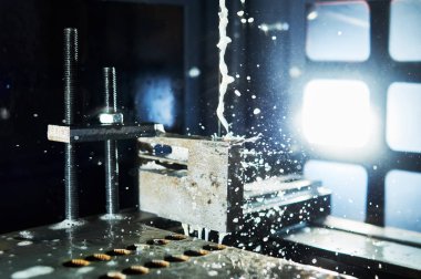 Elektrikli deşarj makinesi. Kıvılcım tel aşındırma ile hassas metal işleme