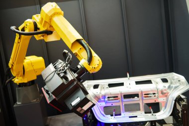 Robotik endüstri. 3d sensörlü tarayıcılı robot, otomotiv endüstrisinde detay yüzeyini ölçer