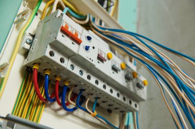 Elektrikçi işleri servece. switchbox devre breackers