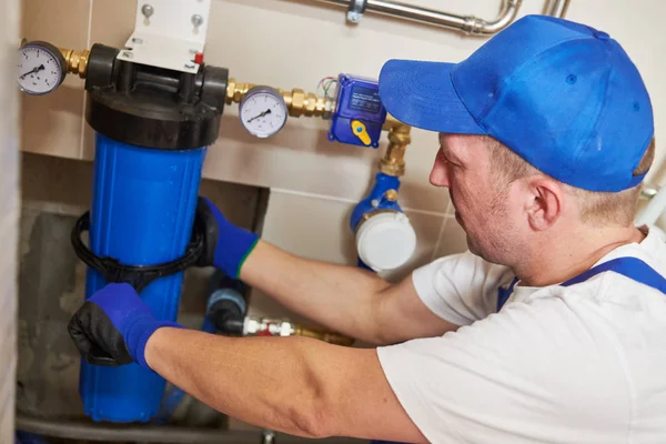 Plumber work. Installing water filter into system — Stock Photo, Image