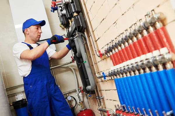 Loodgieter werk. Installatie collector voor warm water vloer verwarmingsysteem — Stockfoto