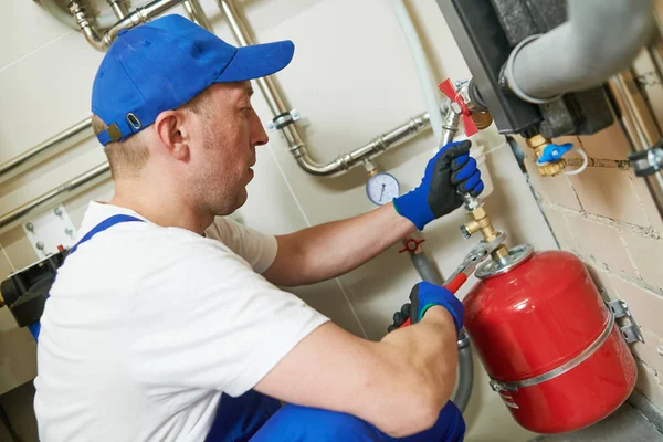 Klempnerarbeiten. Einbau von Wasserspeichern in System — Stockfoto